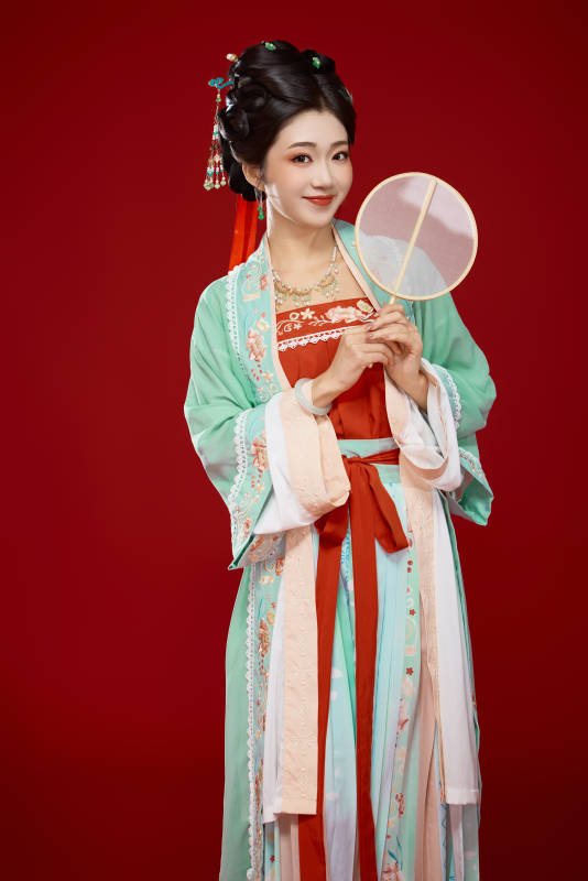 红色背景下穿着南北宋朝汉服的少女图片