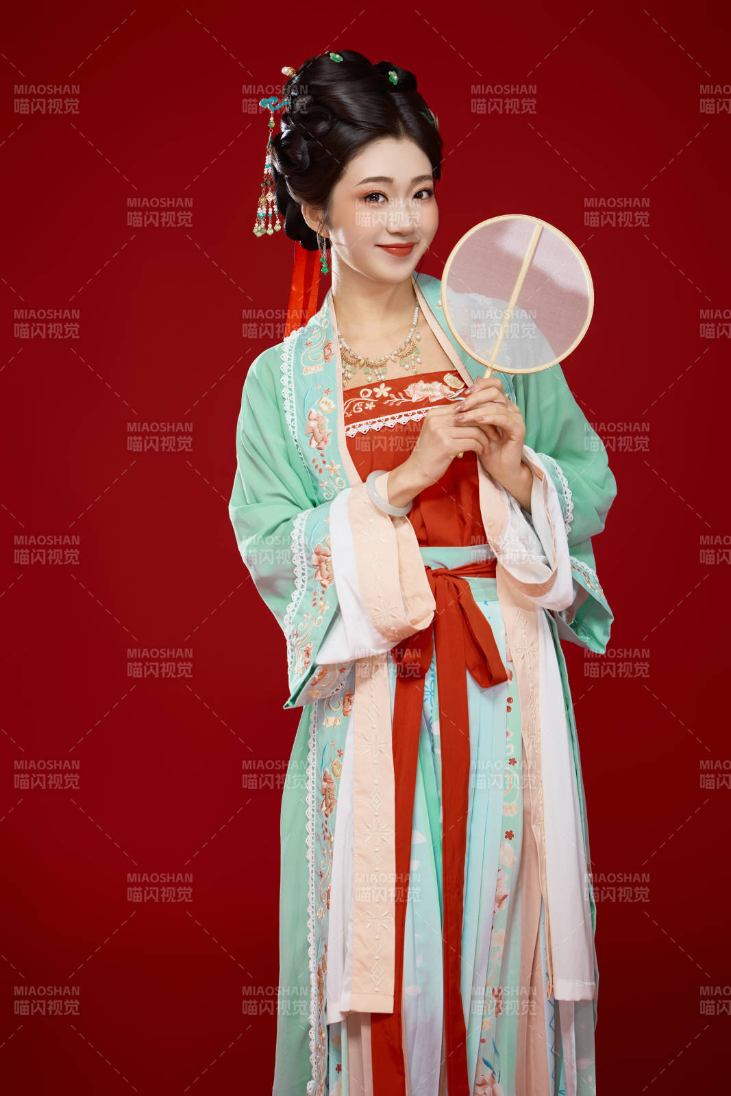 红色背景下穿着南北宋朝汉服的少女图片