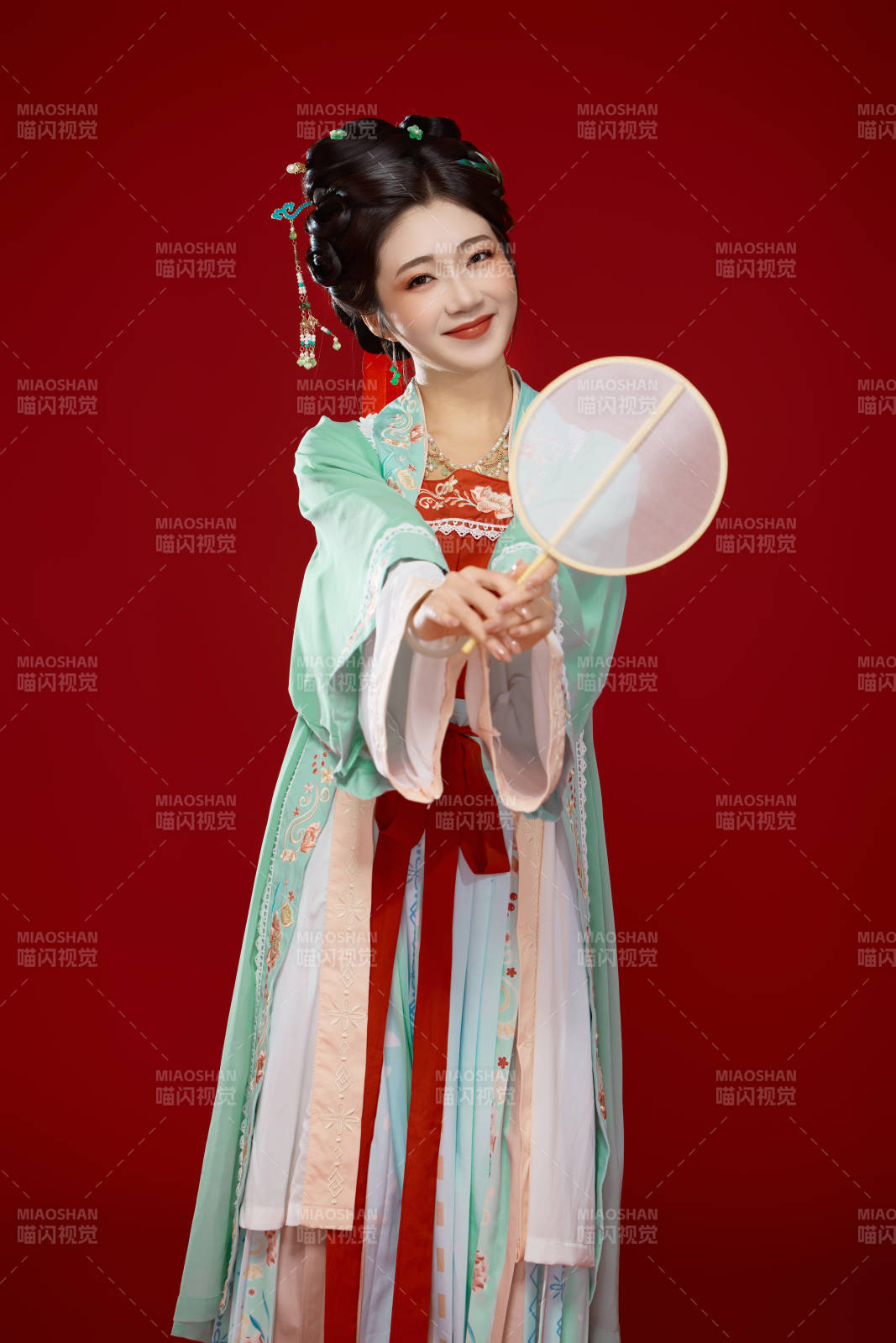 红色背景下穿着南北宋朝汉服的少女图片