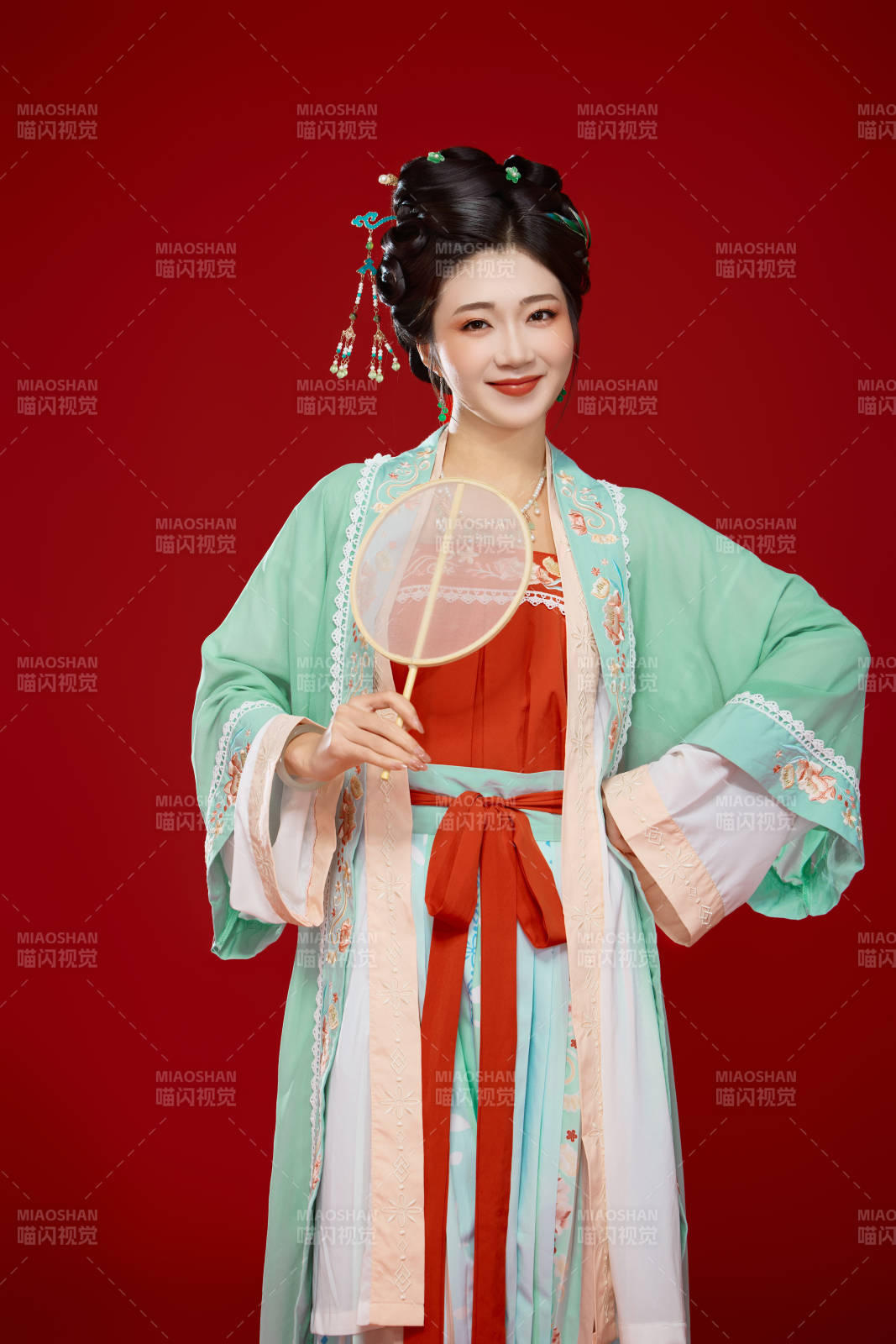 红色背景下穿着南北宋朝汉服的少女图片