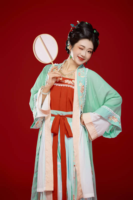 红色背景下穿着南北宋朝汉服的少女图片