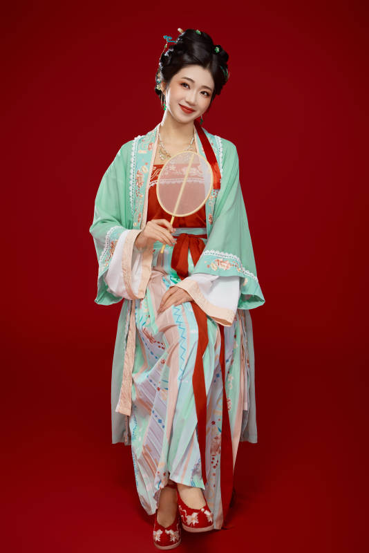 红色背景下穿着南北宋朝汉服的少女图片