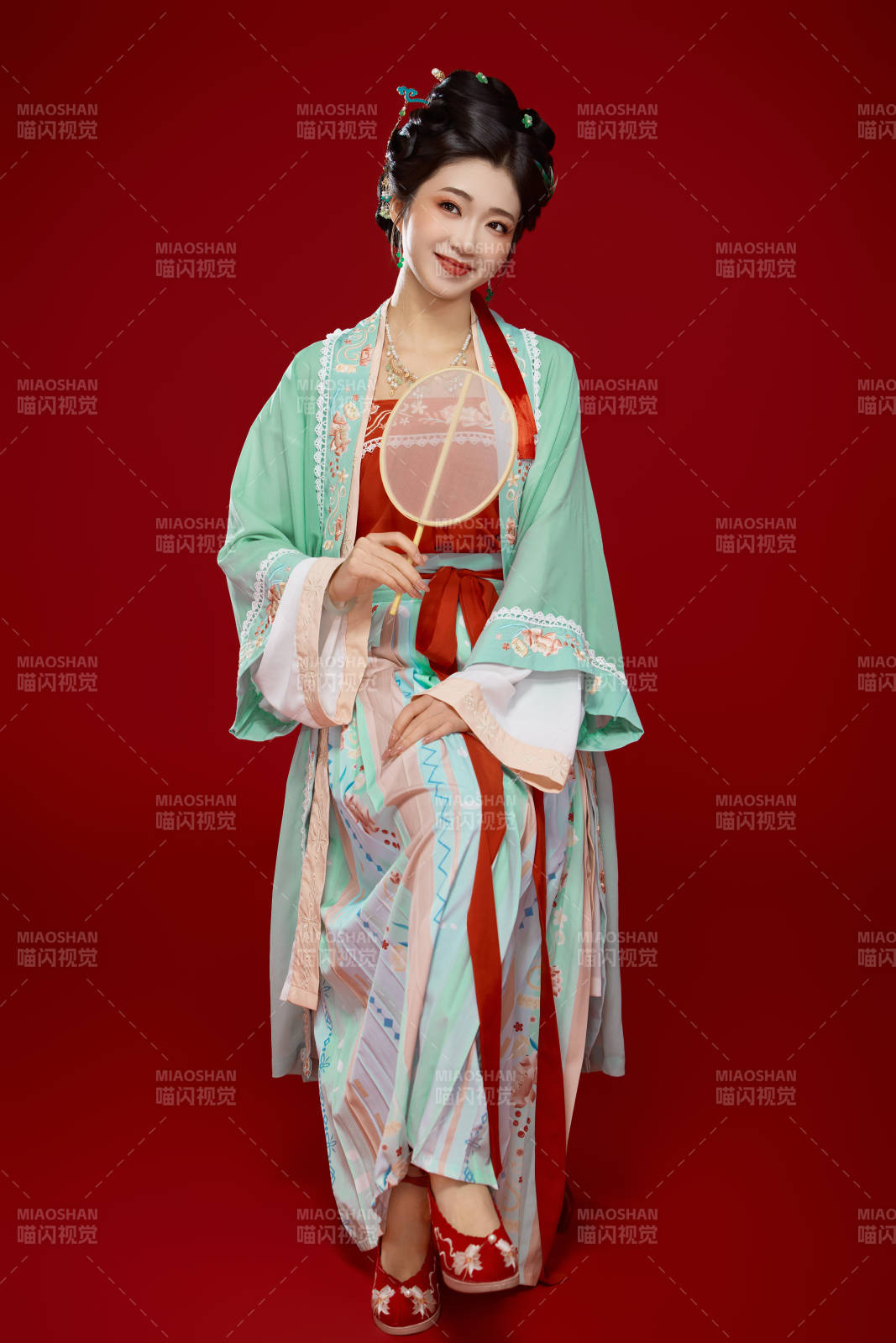 红色背景下穿着南北宋朝汉服的少女图片