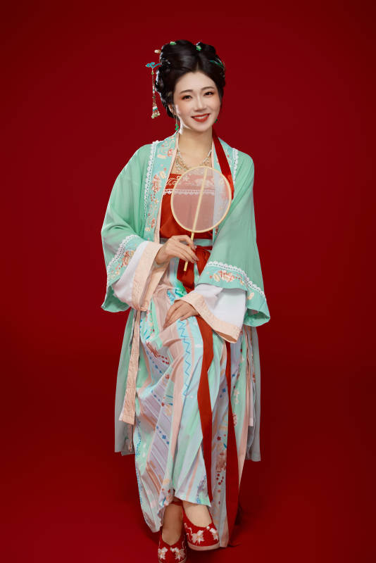 红色背景下穿着南北宋朝汉服的少女图片