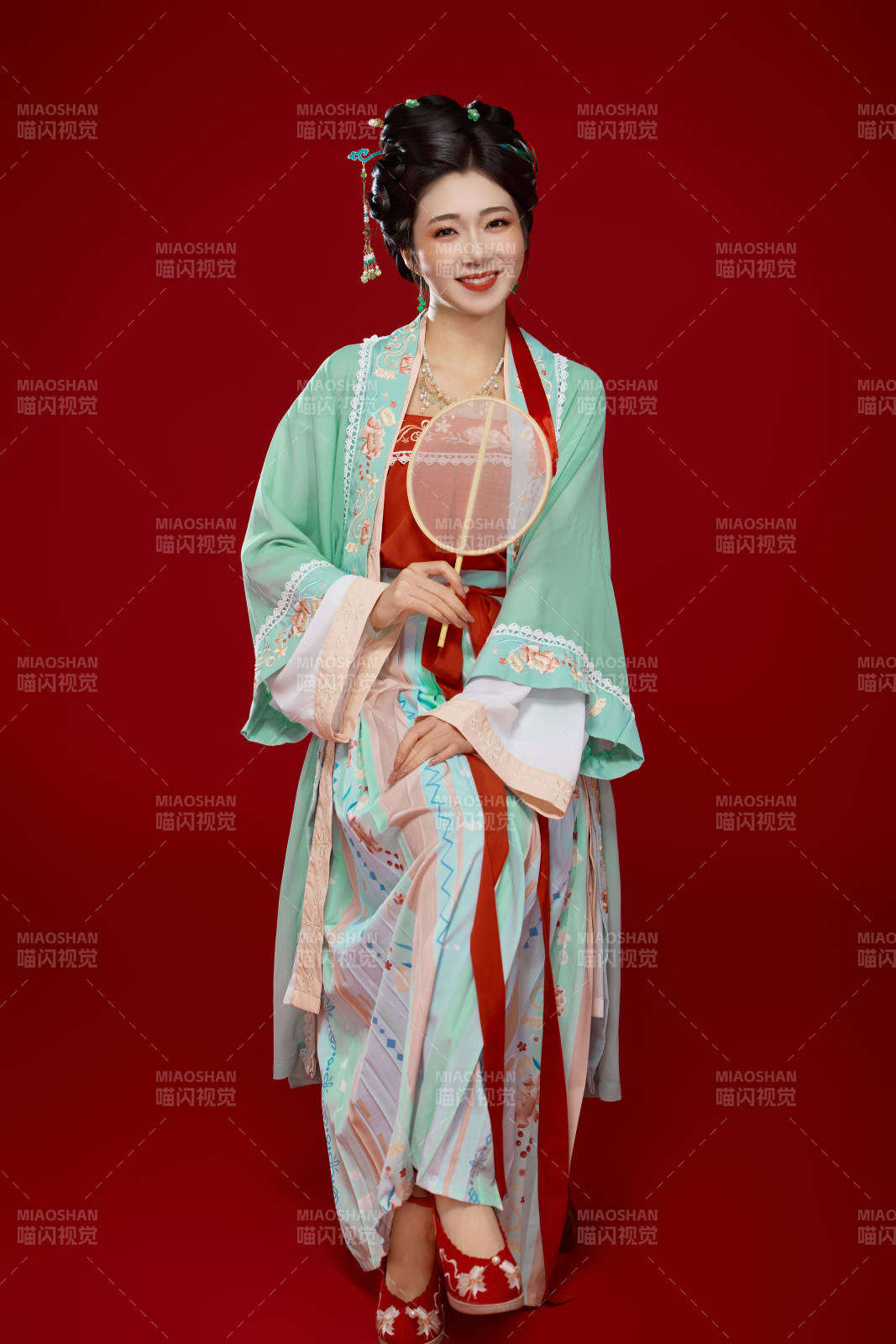 红色背景下穿着南北宋朝汉服的少女图片