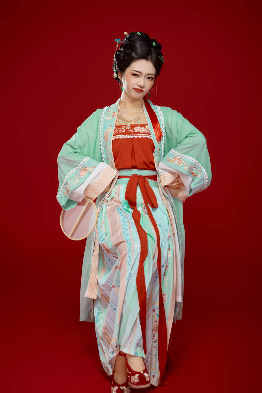 红色背景下穿着南北宋朝汉服的少女图片