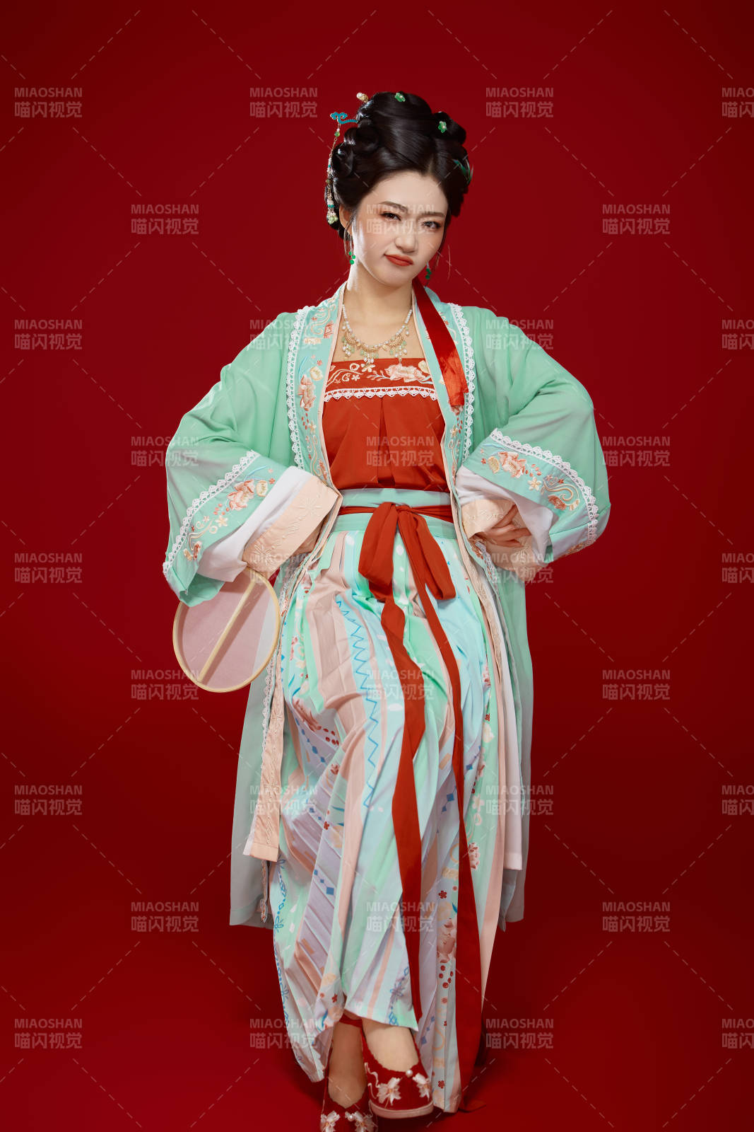 红色背景下穿着南北宋朝汉服的少女图片