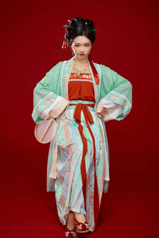 红色背景下穿着南北宋朝汉服的少女图片