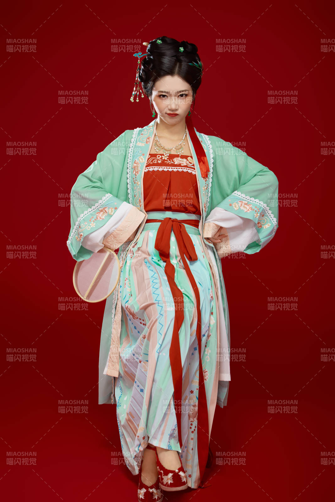 红色背景下穿着南北宋朝汉服的少女图片