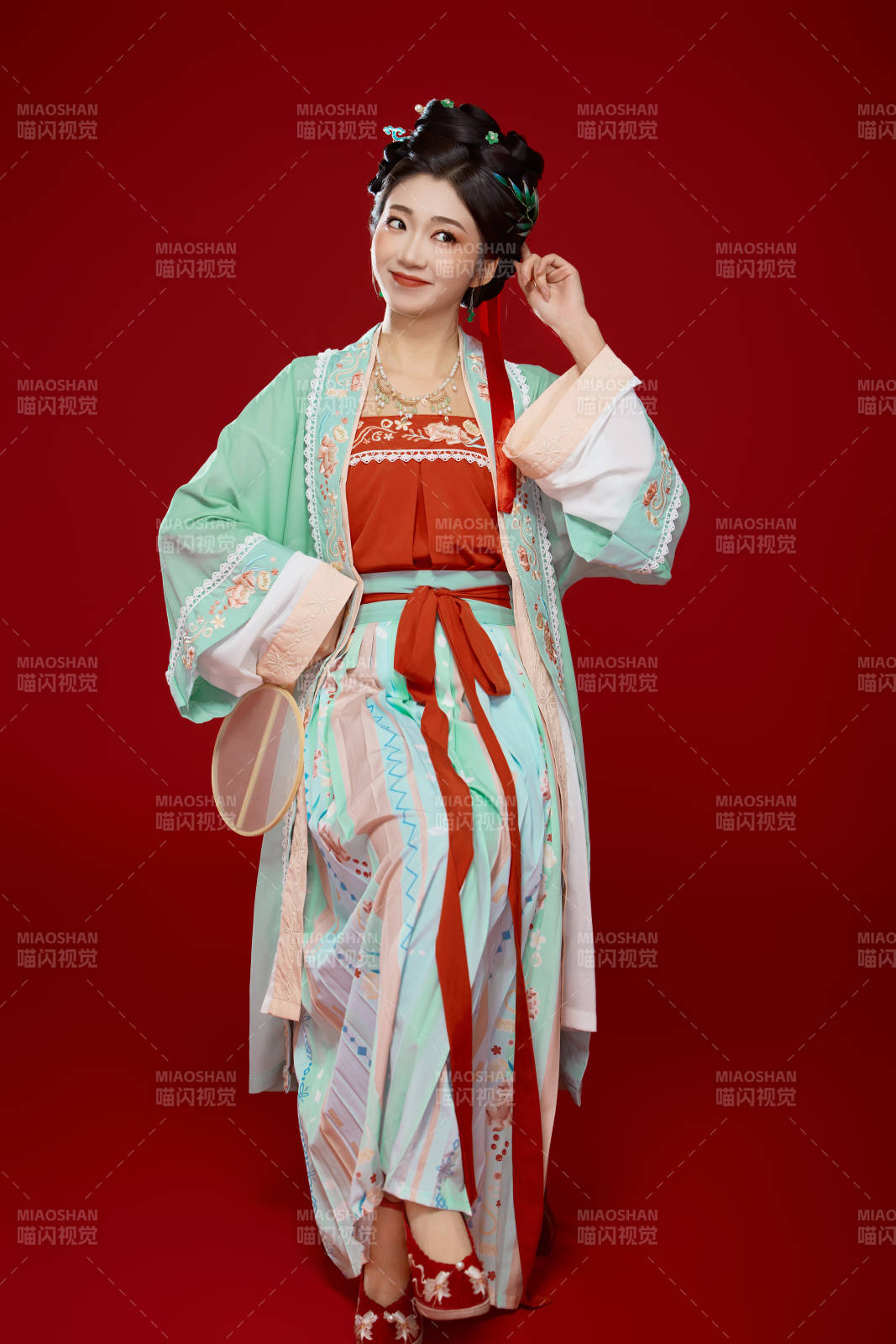 红色背景下穿着南北宋朝汉服的少女图片