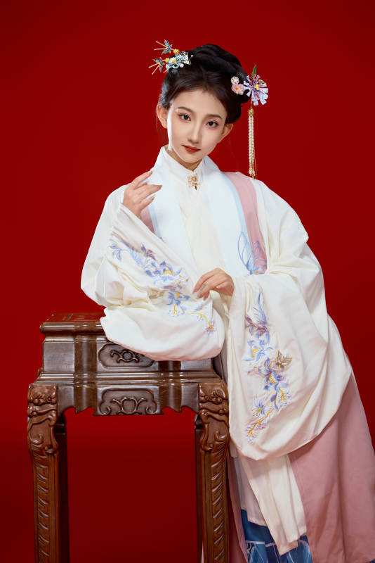 红色背景下穿着中国明朝明制汉服服饰的少女图片