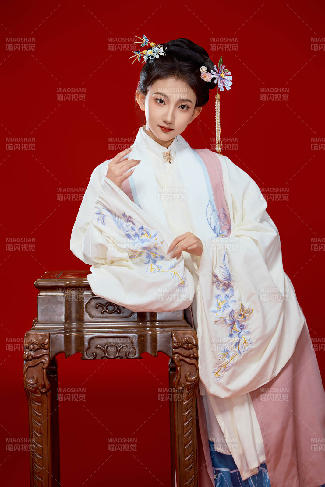 红色背景下穿着中国明朝明制汉服服饰的少女图片