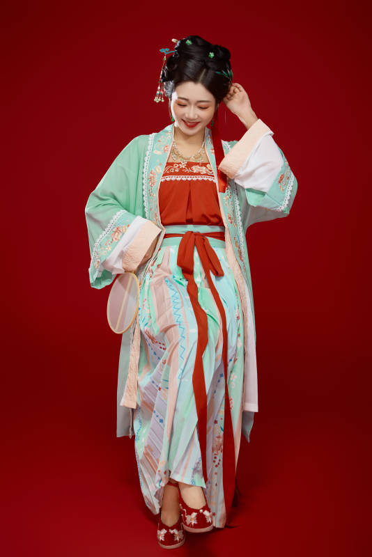 红色背景下穿着南北宋朝汉服的少女图片
