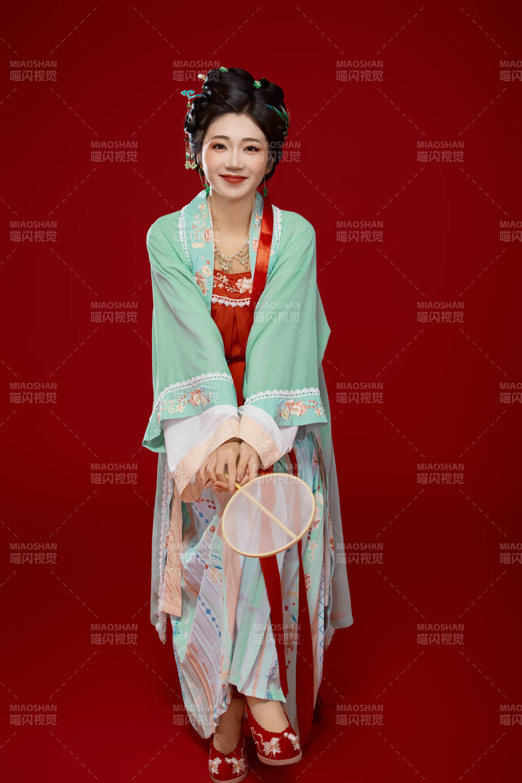 红色背景下穿着南北宋朝汉服的少女图片