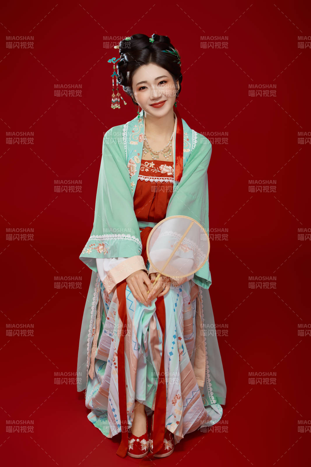 红色背景下穿着南北宋朝汉服的少女图片