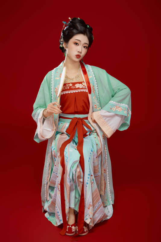 红色背景下穿着南北宋朝汉服的少女图片
