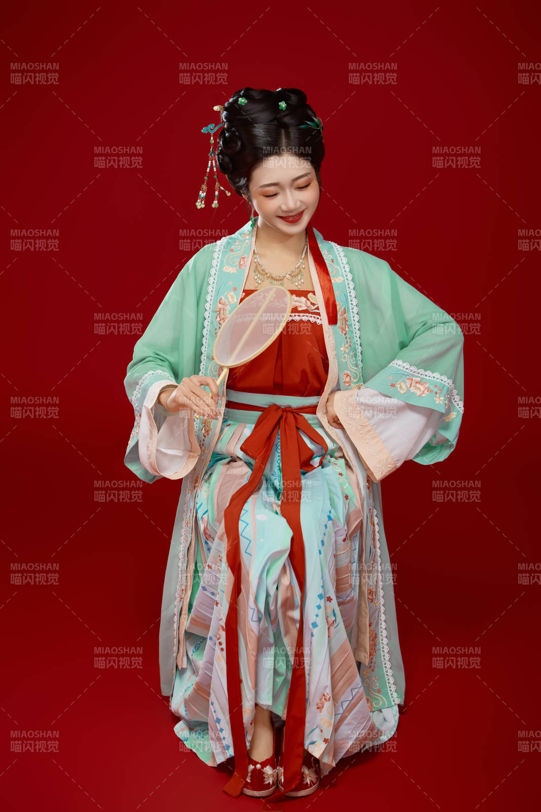 红色背景下穿着南北宋朝汉服的少女图片