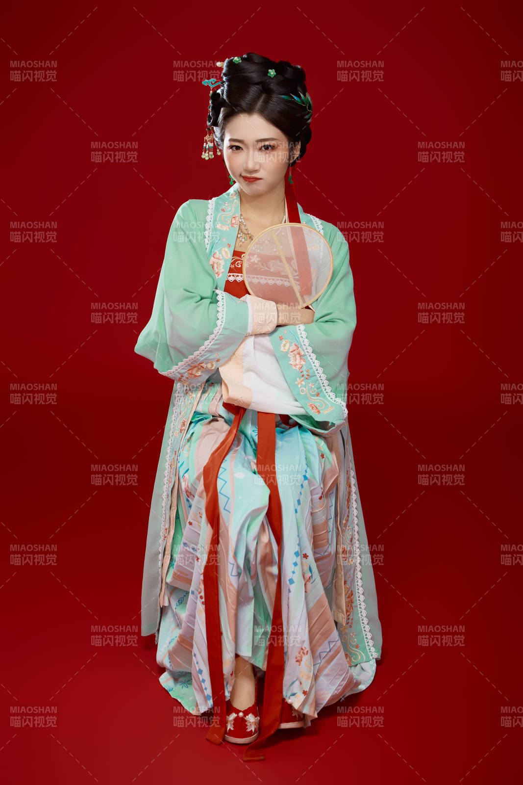 红色背景下穿着南北宋朝汉服的少女图片