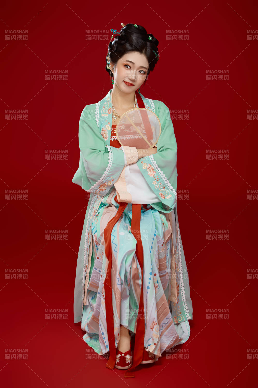 红色背景下穿着南北宋朝汉服的少女图片