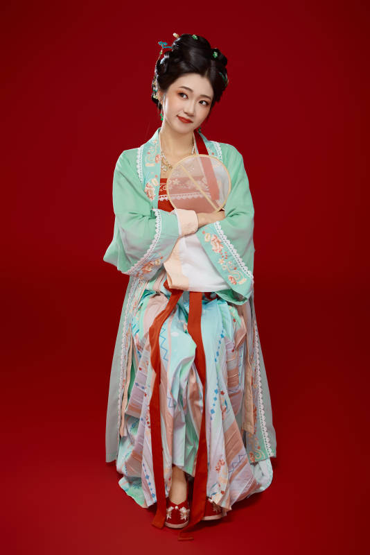 红色背景下穿着南北宋朝汉服的少女图片