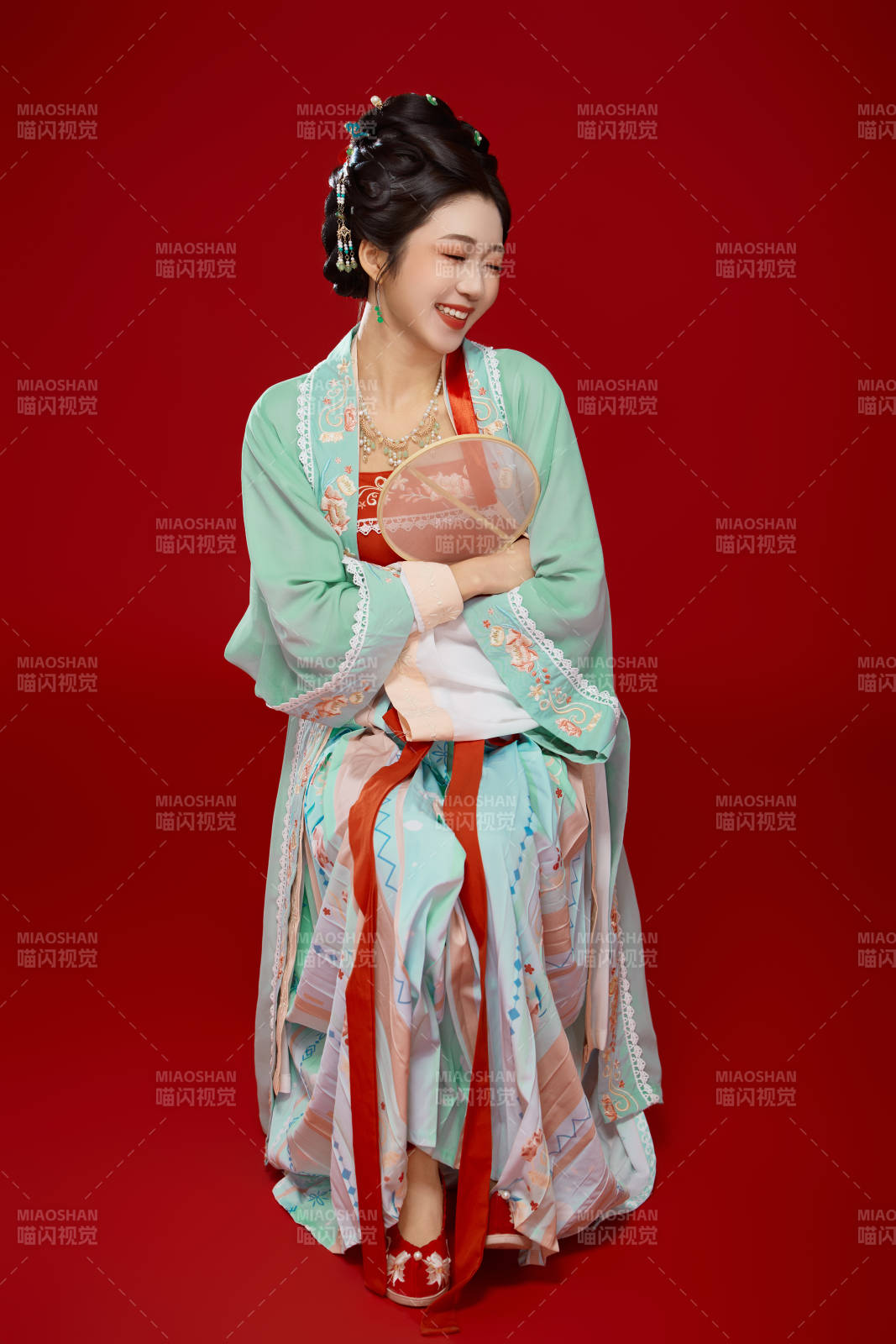 红色背景下穿着南北宋朝汉服的少女图片