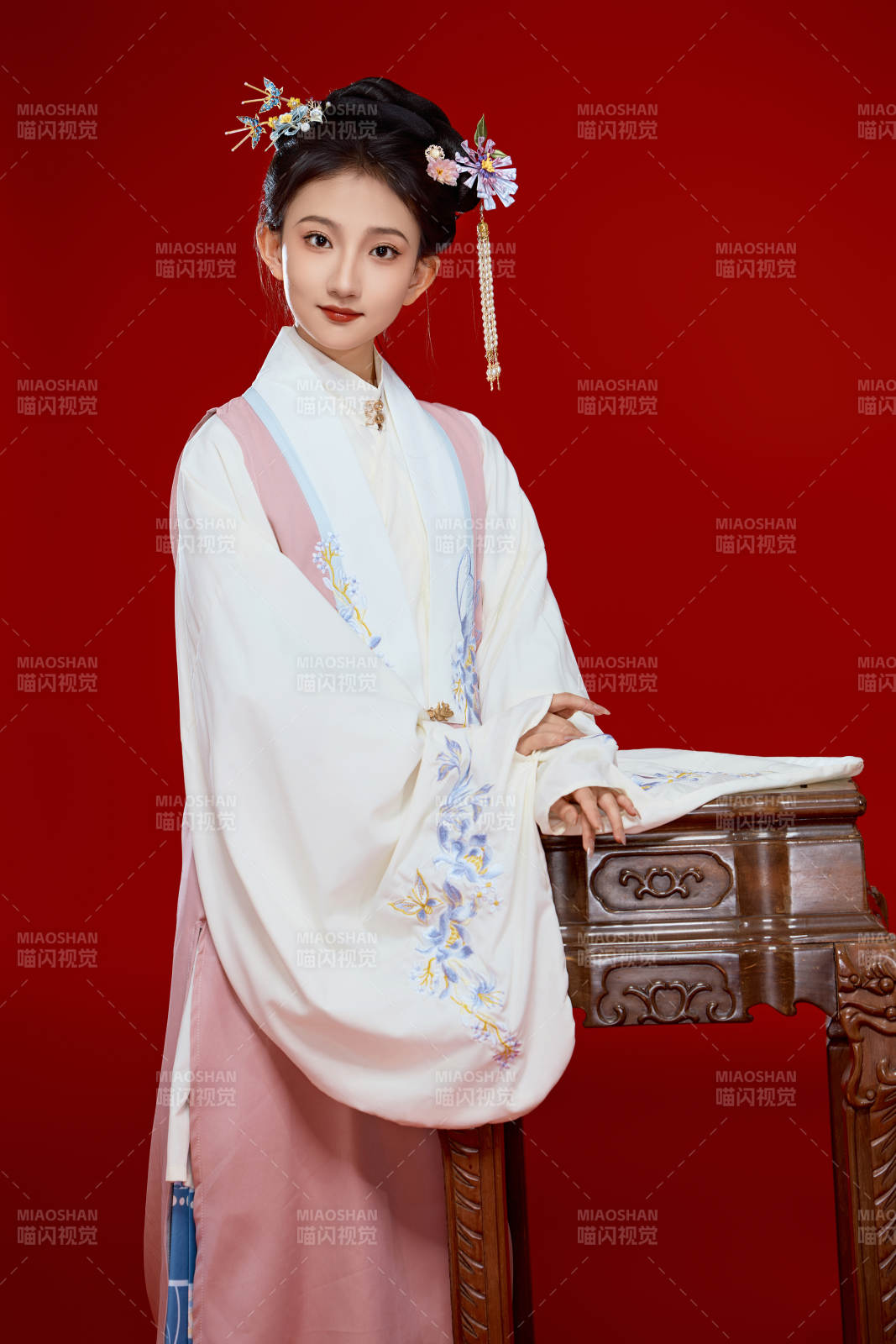 红色背景下穿着中国明朝明制汉服服饰的少女图片