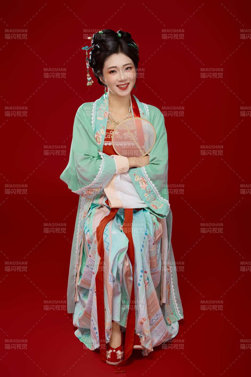 红色背景下穿着南北宋朝汉服的少女图片