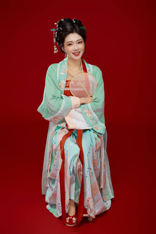 红色背景下穿着南北宋朝汉服的少女图片