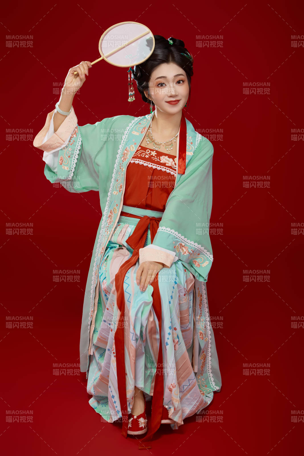 红色背景下穿着南北宋朝汉服的少女图片