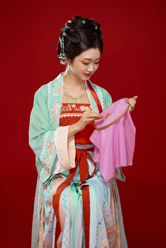 红色背景下穿着南北宋朝汉服的少女图片