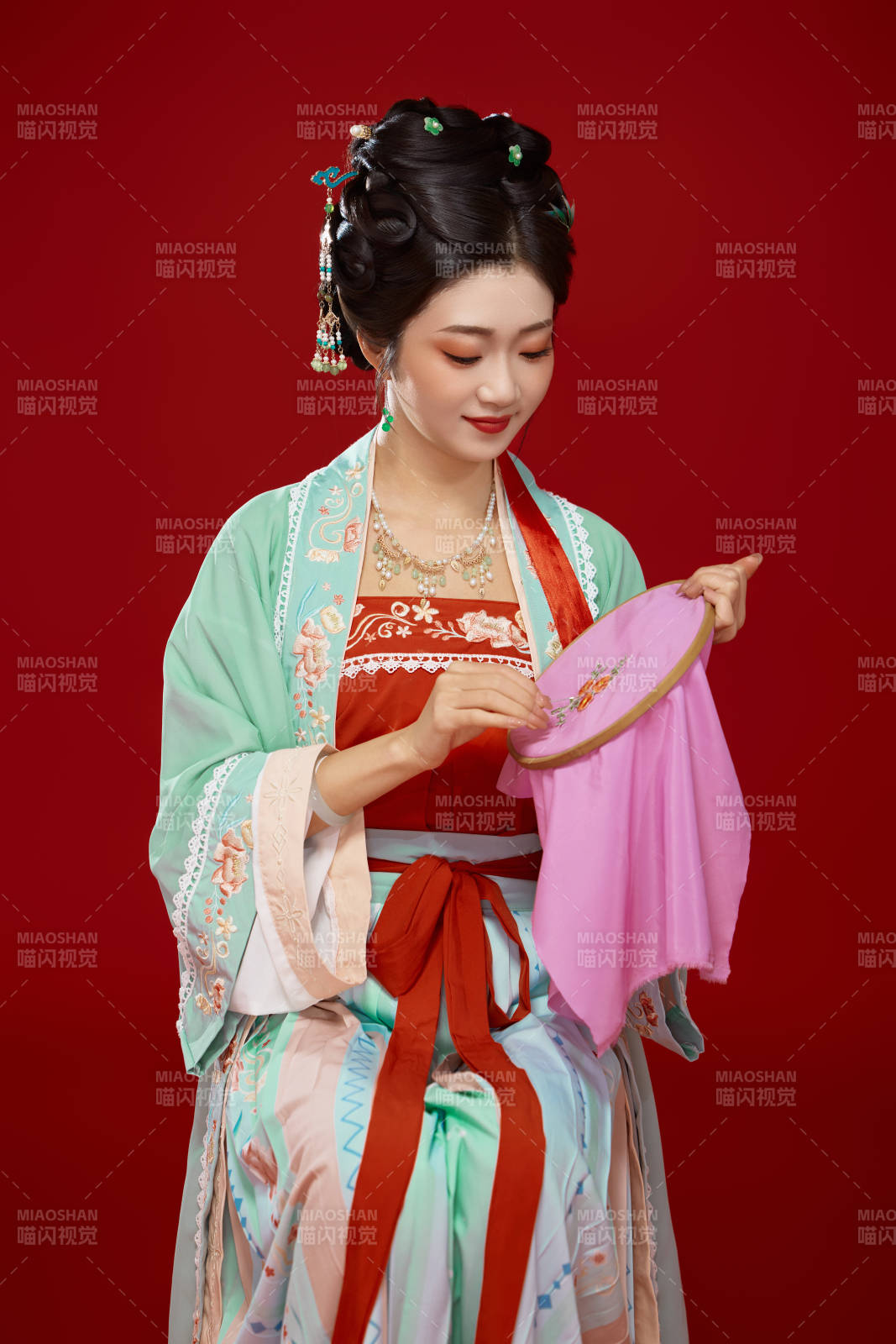 红色背景下穿着南北宋朝汉服的少女图片