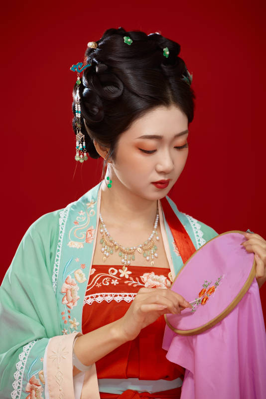 红色背景下穿着南北宋朝汉服的少女图片