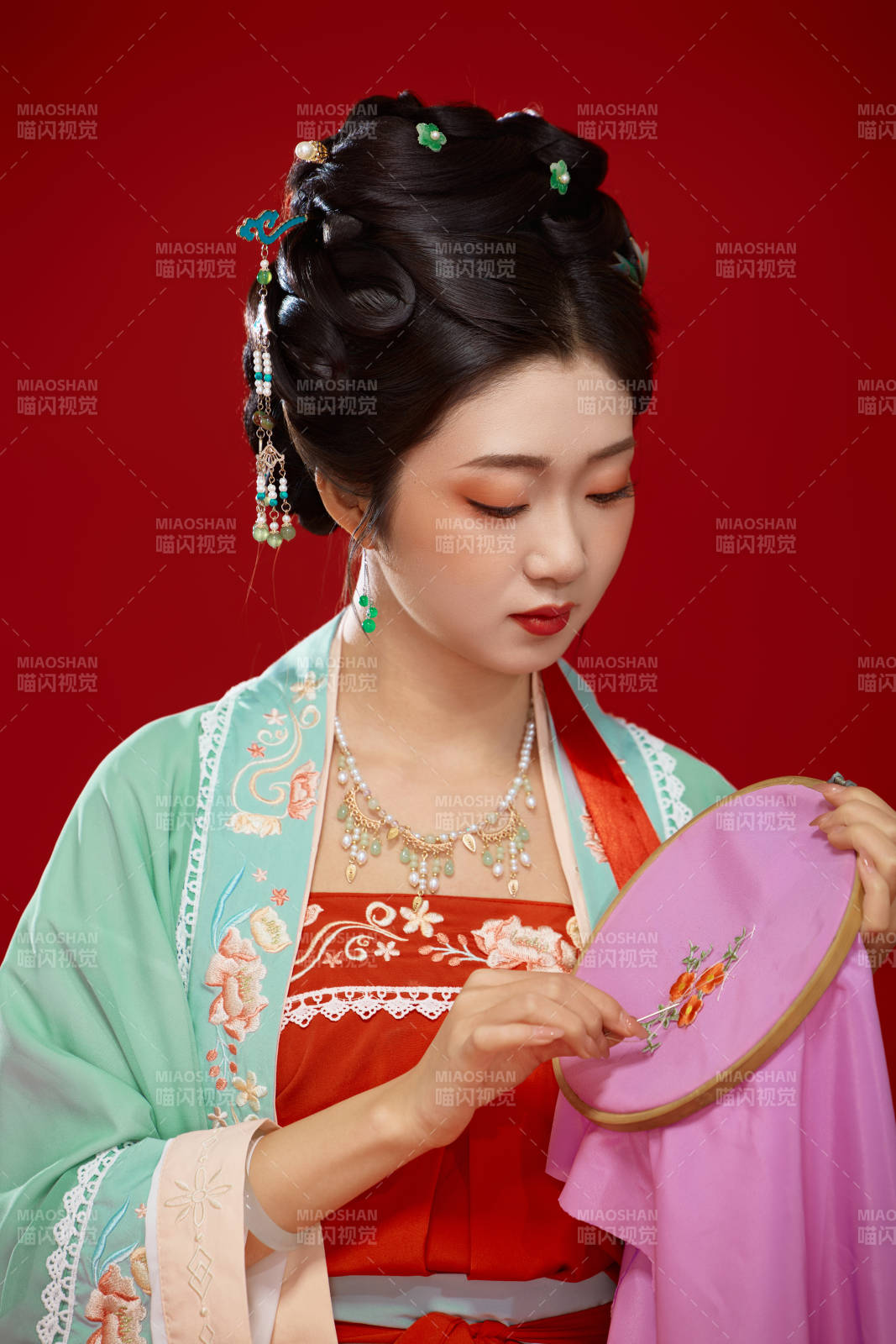 红色背景下穿着南北宋朝汉服的少女图片