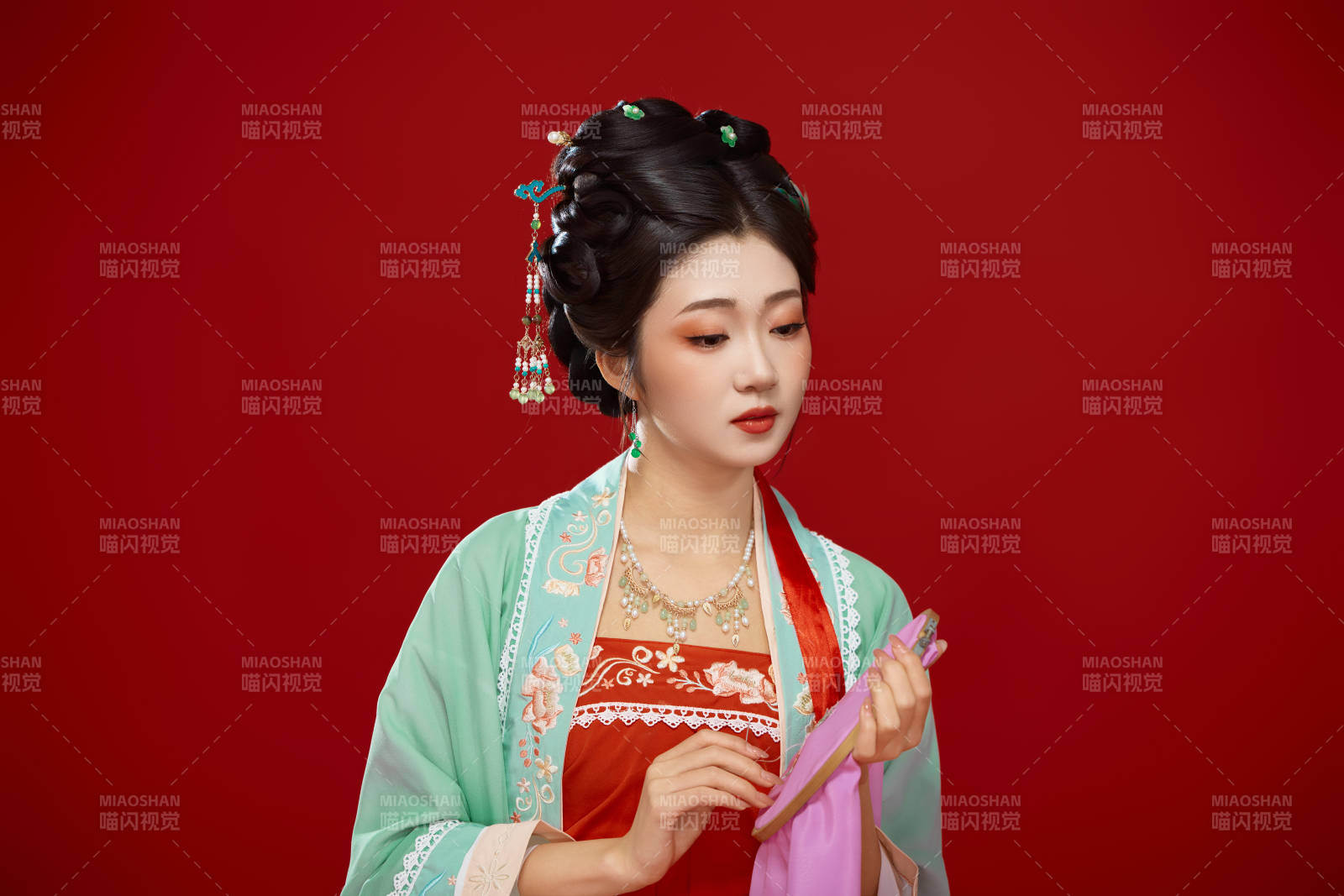 红色背景下穿着南北宋朝汉服的少女图片