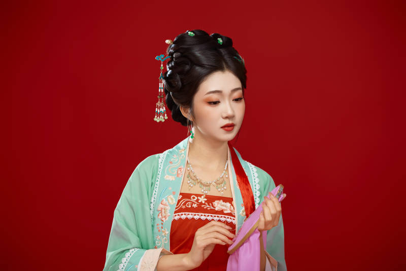 红色背景下穿着南北宋朝汉服的少女图片