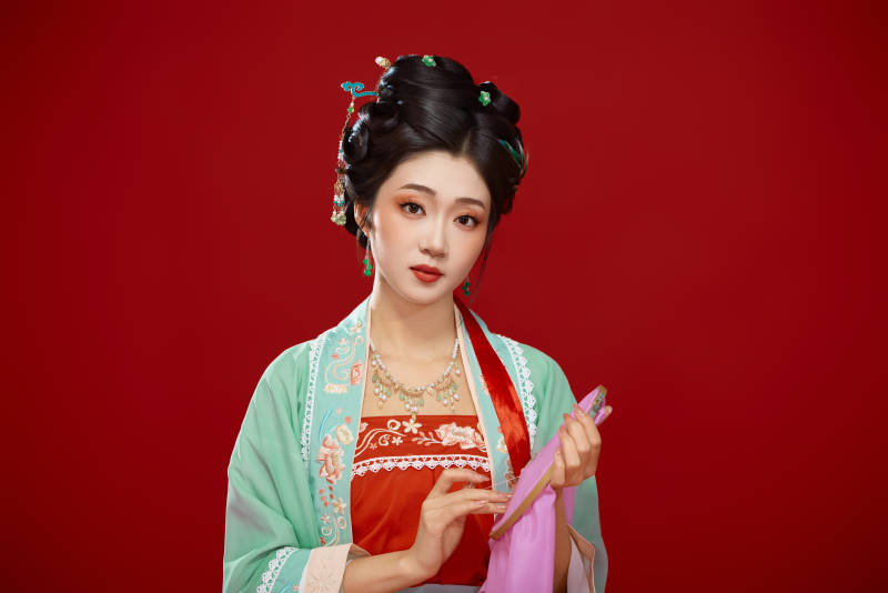 红色背景下穿着南北宋朝汉服的少女图片