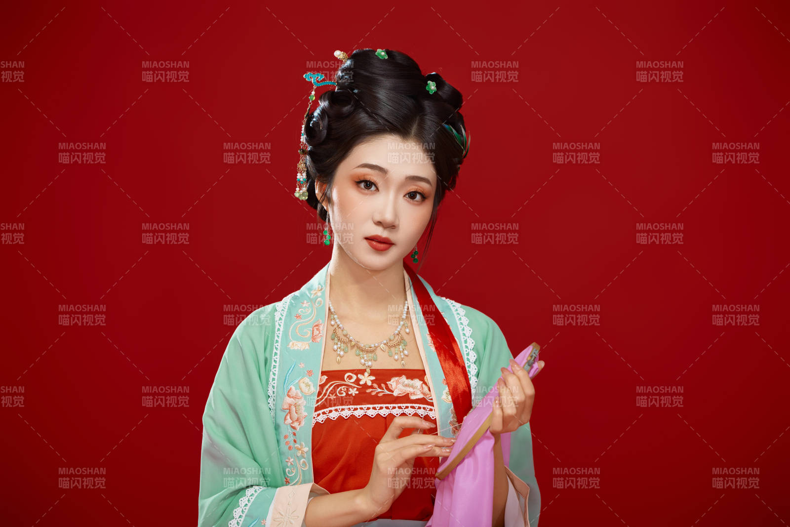 红色背景下穿着南北宋朝汉服的少女图片