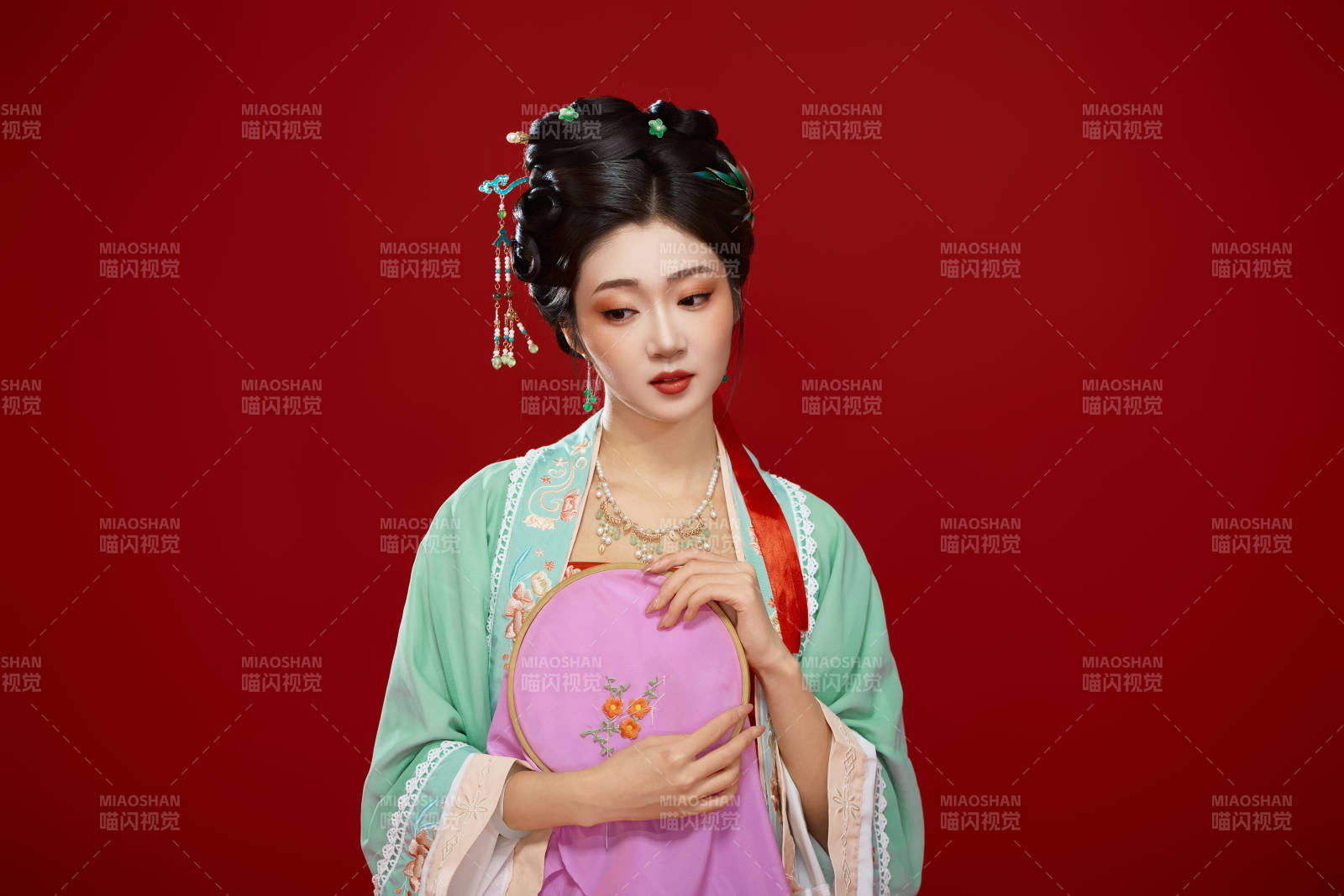 红色背景下穿着南北宋朝汉服的少女图片