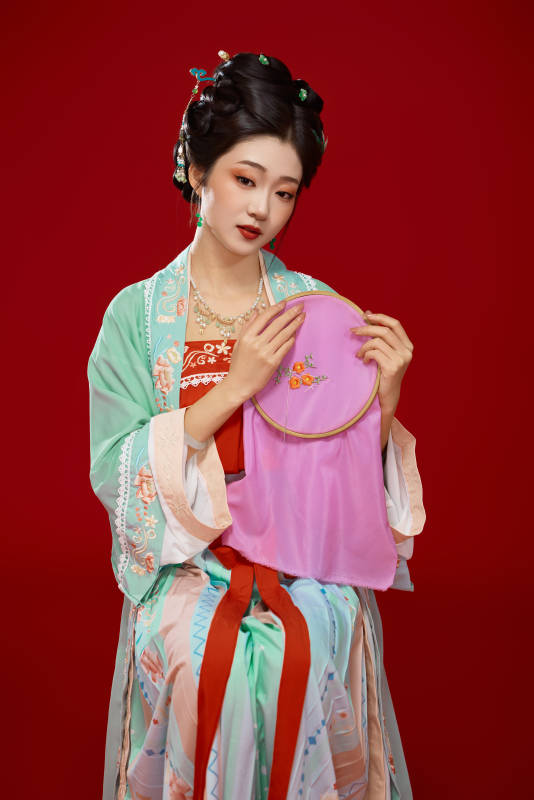 红色背景下穿着南北宋朝汉服的少女图片