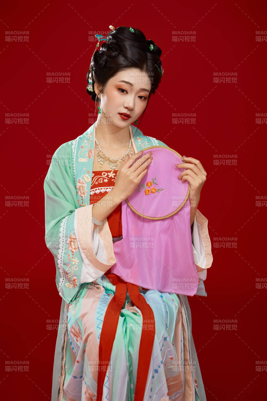 红色背景下穿着南北宋朝汉服的少女图片