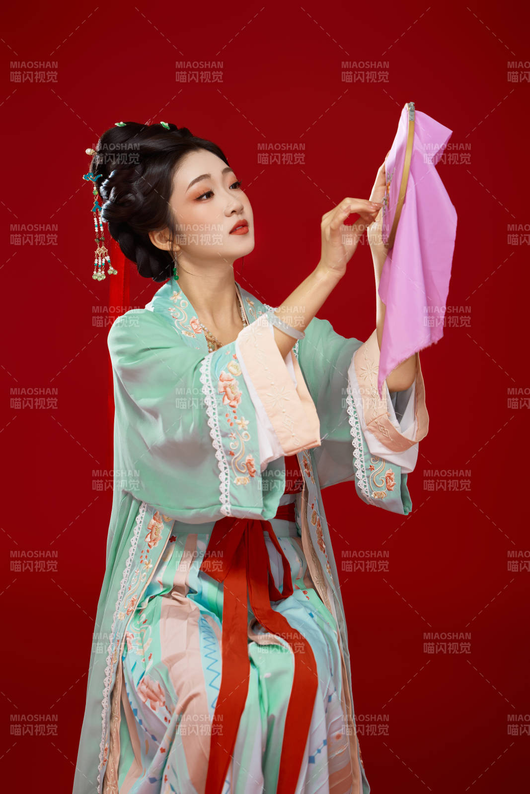 红色背景下穿着南北宋朝汉服的少女图片