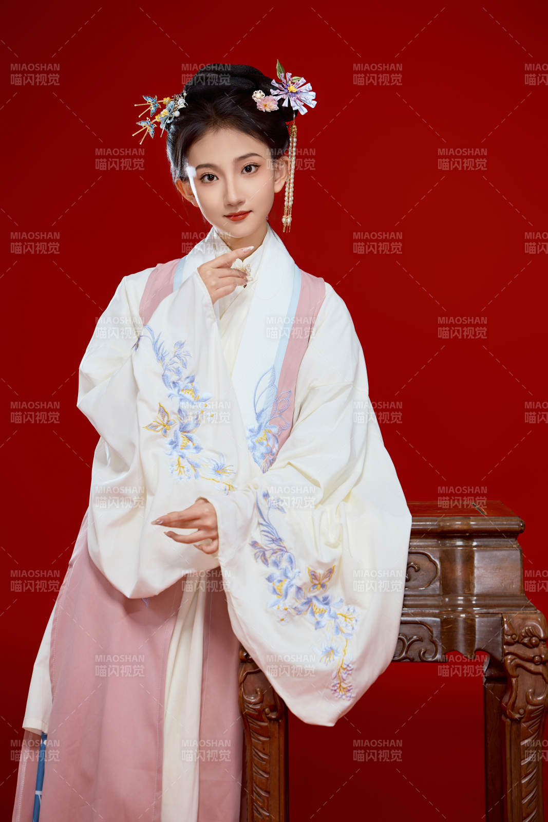 红色背景下穿着中国明朝明制汉服服饰的少女图片