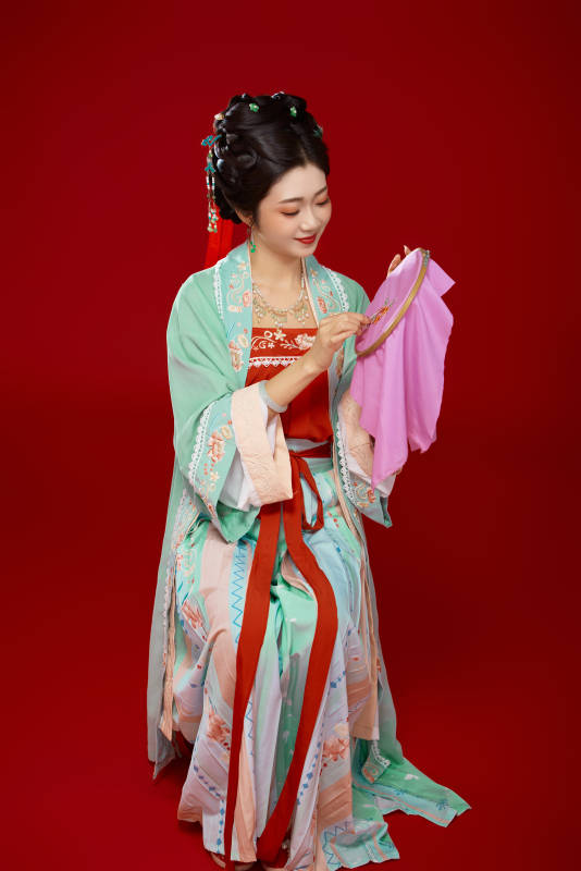 红色背景下穿着南北宋朝汉服的少女图片