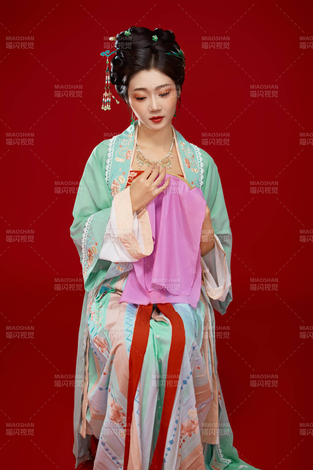 红色背景下穿着南北宋朝汉服的少女图片