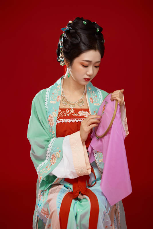 红色背景下穿着南北宋朝汉服的少女图片