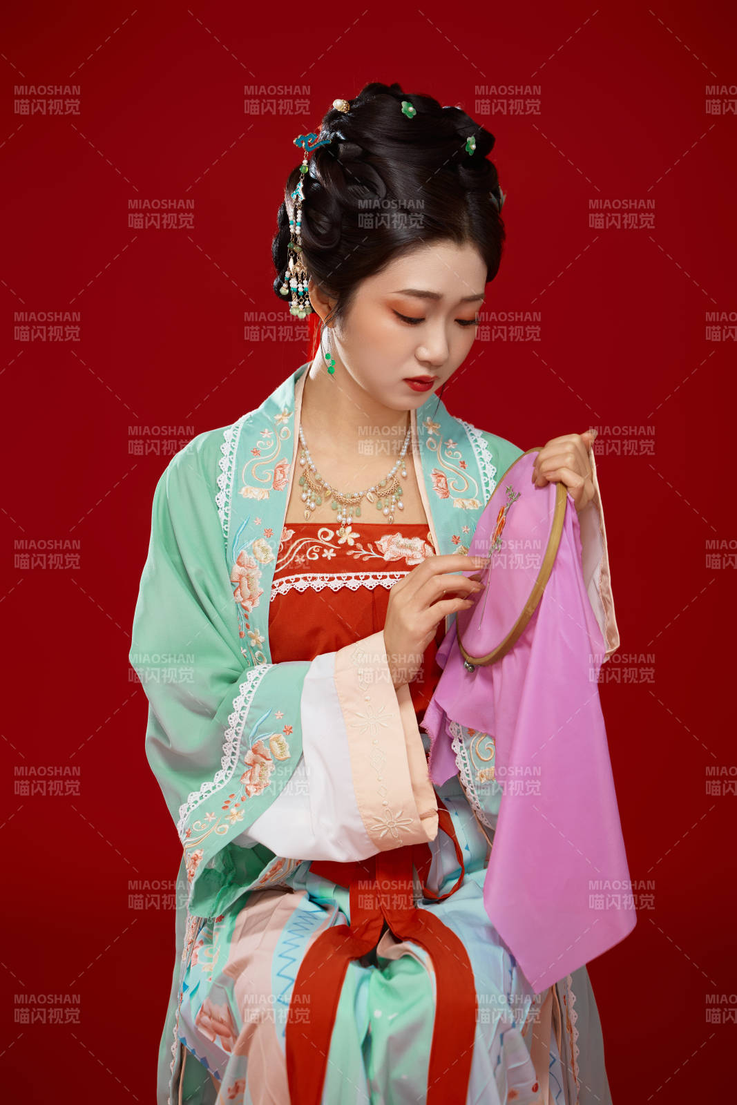 红色背景下穿着南北宋朝汉服的少女图片