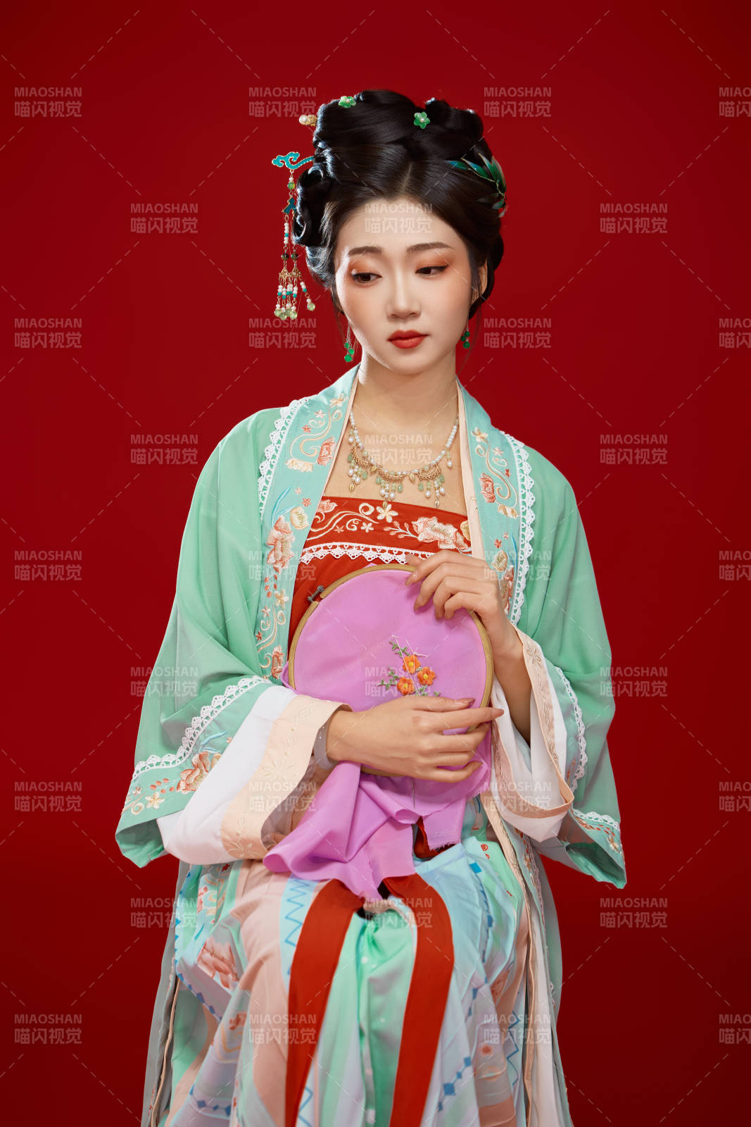 红色背景下穿着南北宋朝汉服的少女图片