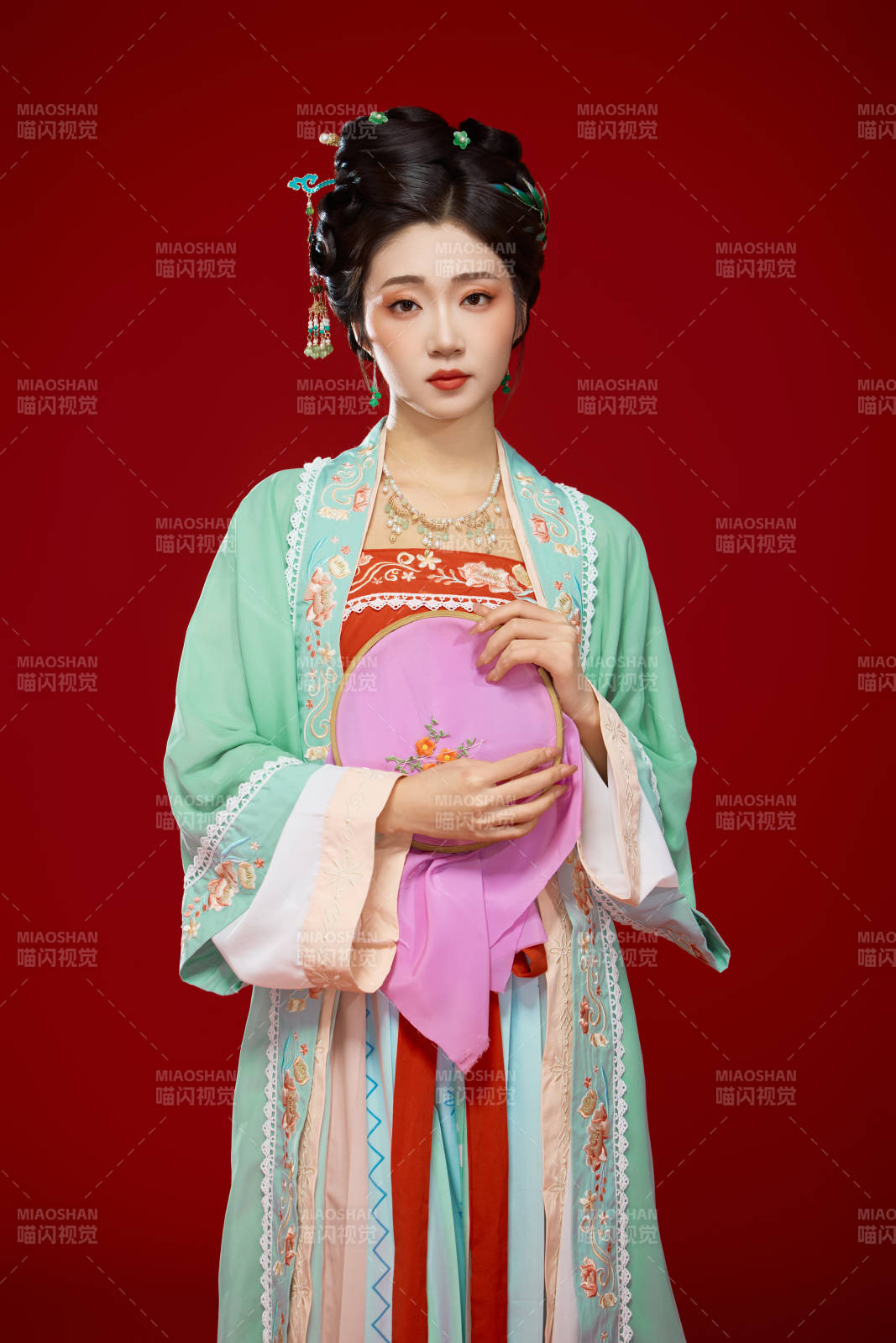 红色背景下穿着南北宋朝汉服的少女图片