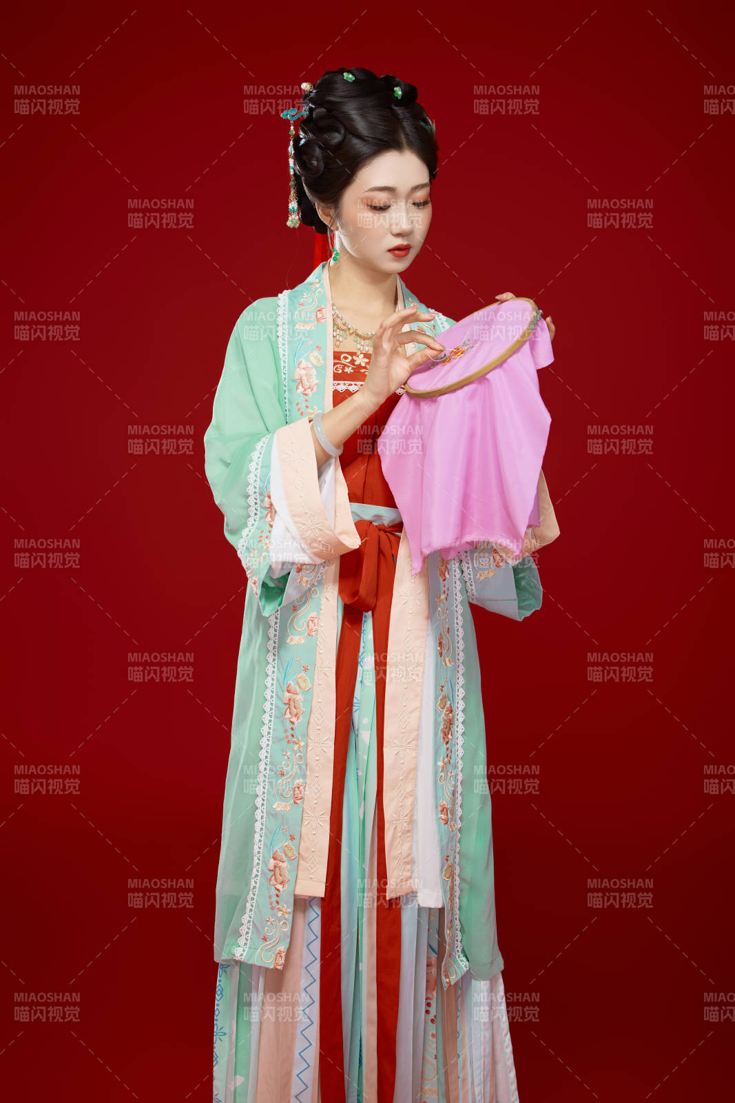 红色背景下穿着南北宋朝汉服的少女图片