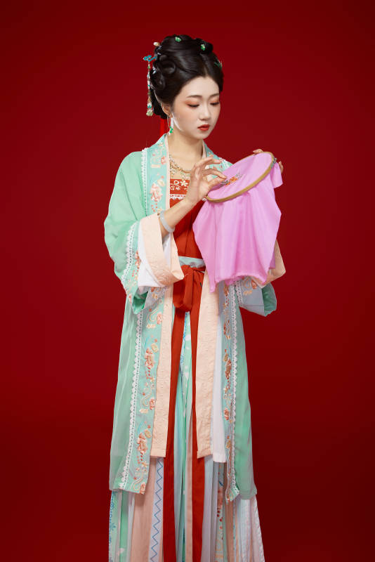 红色背景下穿着南北宋朝汉服的少女图片